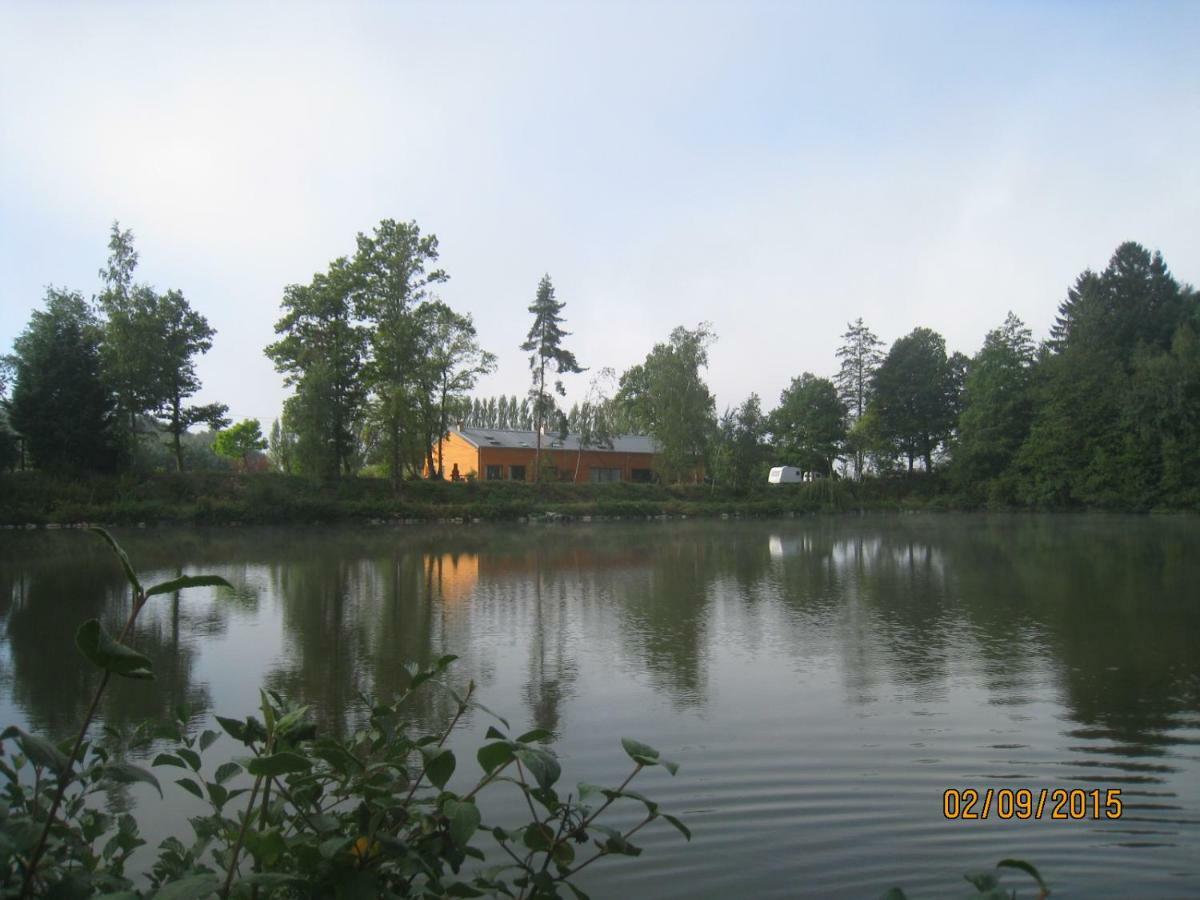 Florennes Gite Neuf 150 M2 Devant Un Grand Lac Prive De 2 Hectares Poissonneux Au Milieu Des Bois Buitenkant foto