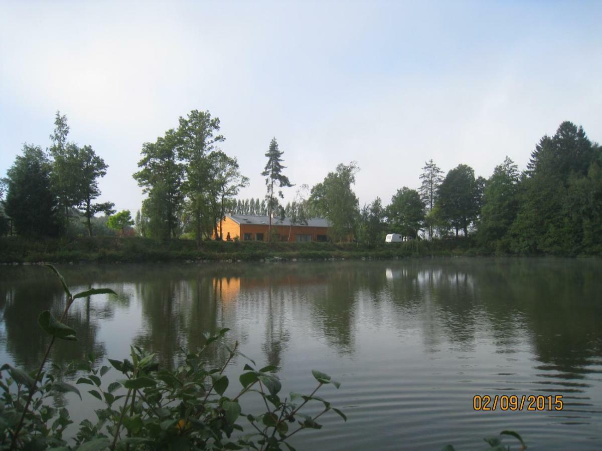 Florennes Gite Neuf 150 M2 Devant Un Grand Lac Prive De 2 Hectares Poissonneux Au Milieu Des Bois Villa Buitenkant foto