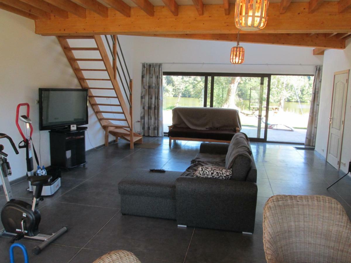 Florennes Gite Neuf 150 M2 Devant Un Grand Lac Prive De 2 Hectares Poissonneux Au Milieu Des Bois Buitenkant foto